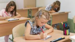 Copiii ajung nepregătiți la școală din cauza acestui tip de parenting. Specialist: „Tot mai mulți nu pot ține un creion”