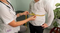 „Nu mai contează vârsta. Poate să aibă și 10 ani!” Medicii atrag atenția: „Kilogramele în plus cresc riscul de cancer de colon”