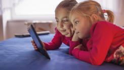 Un studiu Oxford și Cambridge a stabilit după câte minute de ecran începe să fie afectat vocabularul copilului