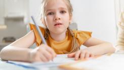 Copiii care scriu cu creionul sunt mai inteligenți decât cei care folosesc tastatura, arată un studiu norvegian