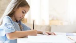 Personalitatea copilului, conform scrisului de mână. Ce spune grafologia dacă scrie mare şi rotund sau mic şi cursiv?