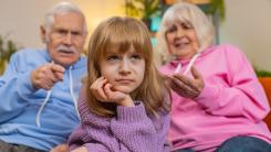 Boomerii îi judecă aspru pe Milenialii care își cresc copiii „prea blând” în aceste 11 moduri: „Ne îngrijorează!”