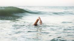 Erou la 13 ani: Un adolescent a înotat patru ore în ocean pentru a-și salva mama, fratele și sora