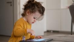 Pericolul ecranelor la copiii cu vârste între 1 și 4 ani. Radu Leca oferă 75 de soluții