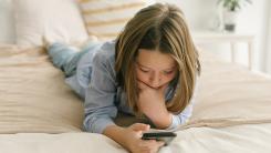 Utilizarea excesivă a telefonului, un pericol pentru sănătatea copiilor. Medic: „Este ca și când ar lua o pastilă de drog”