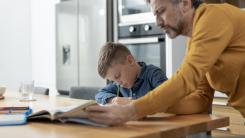 Părinții dezbat dacă temele din ciclul primar sunt cu adevărat necesare