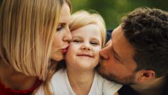 Nu-i spune copilului tău doar „Te iubesc”: Fă asta și va simți cu adevărat!