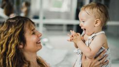 De ce ne schimbăm vocea când vorbim cu un bebeluș și ce efect are asupra dezvoltării lui