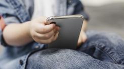 Fetiță de 5 ani și-a salvat mama după ce aceasta a făcut stop cardiac în timp ce mergea cu bicicleta