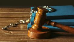 Un băiat de 10 ani și-a dat în judecată tatăl. Acesta i-a folosit economiile pentru a se recăsători