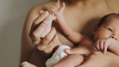 Ce se întâmplă când pui bebelușul pe pieptul mamei imediat după naștere. Despre contactul piele pe piele