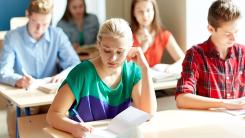 Elevii din 17 județe se întorc azi la cursuri, în modulul 4/ simularea Evaluării Naționale începe în două săptămâni