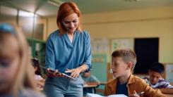 O britanică cere ca limba română să fie predată în școlile din Marea Britanie. Inițiativa stârnește interes și dezbateri