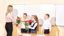8 Martie, la școală. O învățătoare spune lucrurilor pe nume, după ce a plecat acasă cu brațele pline de flori: „Sunt un pic dezamăgită”