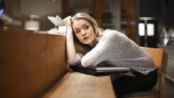 Tot mai puțini tineri reușesc să își găsească un loc stabil de muncă 