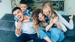  Râsul în familie îi ajută pe copii să se dezvolte