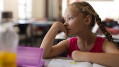 Părinții cer oprirea modificării legii prin care alocația de hrană pentru copiii cu CES nu va mai fi acordată în bani, ci în masă caldă