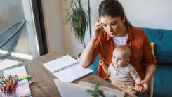 Mamele care revin la muncă se confruntă cu un coșmar: Hărțuire și concedieri la întoarcerea din concediul de creștere a copilului