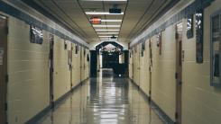 Scene de groază într-o școală: profesoară înjunghiată de un elev care a transmis totul online