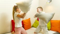 Jocul dur cu împingeri și îmbrânceli între copii. 3 repere care te ajută să înțelegi când e sănătos și când să intervii