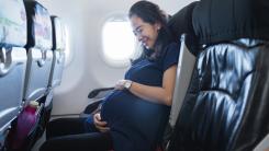 O femeie a născut în timpul unui zbor spre New York. „Ar trebui să-l numească Kennedy”