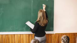 Învățătoare din Călărași, acuzată că a lovit trei copii de 6 și 7 ani. Procurorii i-au interzis să se mai așeze la catedră