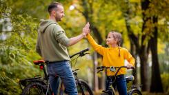 7 lucruri rare pe care copiii nu le uită niciodată despre părinții care i-au făcut să se simtă cu adevărat iubiți