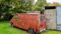 Copil de 9 ani, găsit subnutrit și incapabil să meargă, într-o dubă. A trăit un calvar timp de peste un an