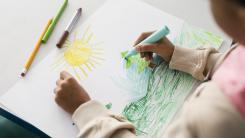 De ce desenează copiii soarele într-un colț și alte 3 curiozități despre desenul lor, explicate de un psiholog