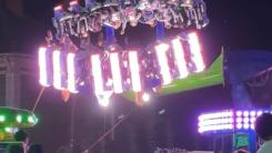 Copii blocați cu capul în jos într-un carusel defect, timp de 40 de minute