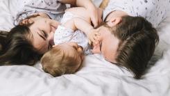 Copiii care dorm în patul părinților dezvoltă aceste 10 trăsături rare, potrivit cercetărilor