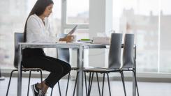 Limbajul corpului: de ce stai pe marginea scaunului fără să-ți dai seama