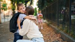 5 gesturi care îți liniștesc copilul în câteva secunde înainte de a intra la grădiniță sau la școală, potrivit unui psiholog
