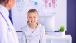 Ticurile la copii pot ascunde probleme serioase. Cum le deosebești de epilepsie