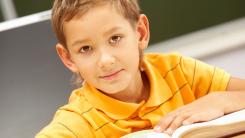 Copilul nu este distras. El face exact cele două lucruri de care creierul lui are nevoie, potrivit științei