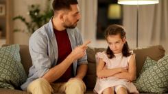 Fără țipete și fără pedepse: 3 strategii mai bune pentru a-ți corecta copilul, potrivit unui psiholog