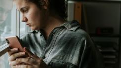 Tinerii europeni apelează la chatboturi bazate pe AI pentru a găsi sprijin emoţional, potrivit unui sondaj