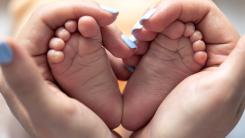 Țările în care se nasc cei mai mulți copii ai românilor. Tot mai multe familii își cresc copiii în afara țării