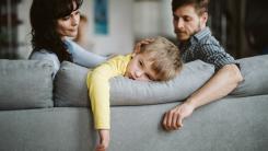 Semnele alienării parentale în cazul copiilor cu vârsta între 3 și 7 ani. Radu Leca: Mintea lor mică caută să supraviețuiască