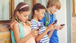 Proiect de modificare a legii educației, depus în Parlament: Elevii ar putea preda telefoanele la intrarea în școală