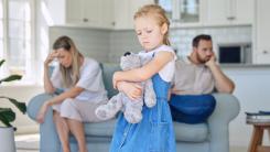 Tiparul relațional în care un părinte ajunge să influențeze constant relația copilului cu celălalt părinte, explicat de Radu Leca