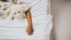Părinții unei fetițe decedate de 6 ani, somați să dea înapoi ultima alocație: „În luna februarie până a murit, a respirat”