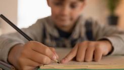 Învățătoare reținută după ce ar fi bătut un elev de 10 ani. Copilul ar fi rupt rezultatele de la Evaluarea Națională