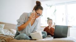 Sondaj: Aproape o treime dintre mamele angajate spun că s-au confruntat cu discriminare la locul de muncă 