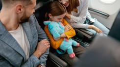 Ryanair, anchetată pentru taxa percepută părinților ca să stea lângă copii în avion