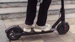 Copil de 12 ani rănit după ce s-a izbit cu trotineta electrică de un autoturism, în Sibiu