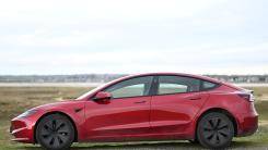 O Tesla cu doi copii în interior, surprinsă când conducea cu 100 km/ oră, în timp ce șoferița dormea - VIDEO
