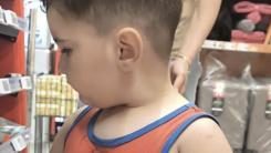 Copil de aproximativ 2 ani, găsit singur într-un magazin din Bragadiru. Polițiștii încearcă să îi identifice părinții