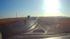 Copil căzut dintr-o mașină aflată în mers, pe drumul Tulcea-București. A ajuns în fața unui TIR/ VIDEO