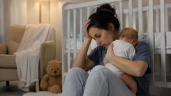 „Baby blues”, starea care le ia prin surprindere pe multe mame după naștere. 5 lucruri care te pot ajuta
